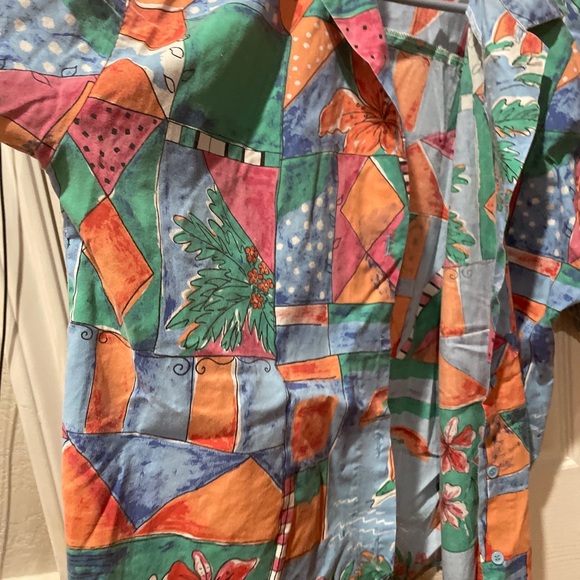 PENNY LANE VINTAGE BOLD HAWAIIAN THEME FLORAL FUN SUMMER TROPICAL (M) Button - Picture 2 of 5